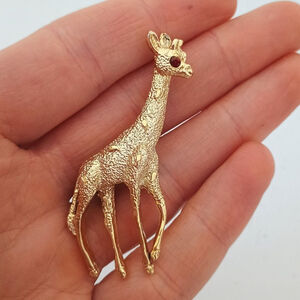 Vintage Signed Gerrys Gold Tone Giraffe Brooch Pin Red Rhinestone Eye